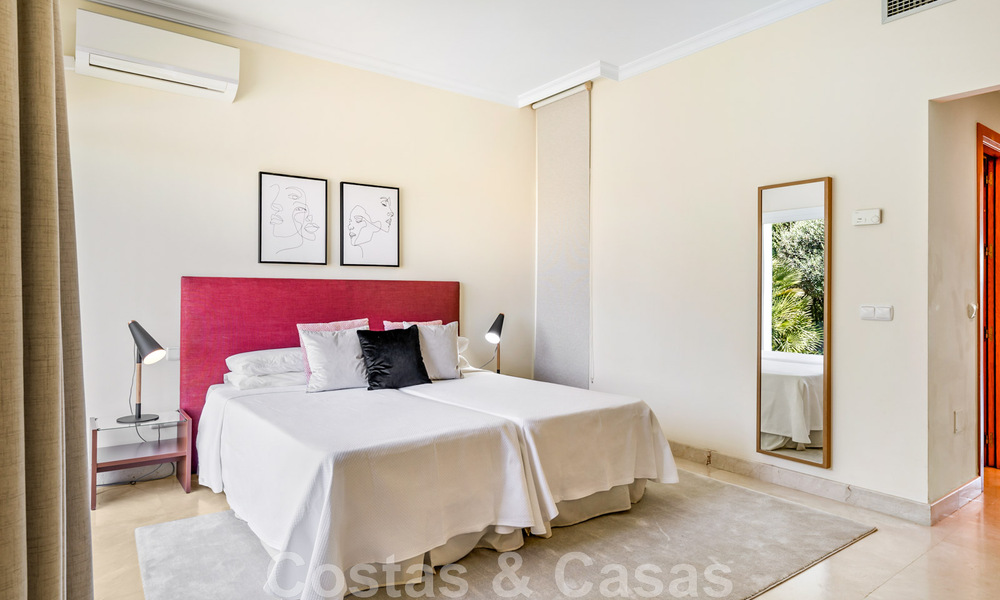 Amplia villa de auténtico estilo arquitectónico mediterráneo en venta con vistas al mar en un resort de golf de cinco estrellas en Benahavís - Marbella 46662