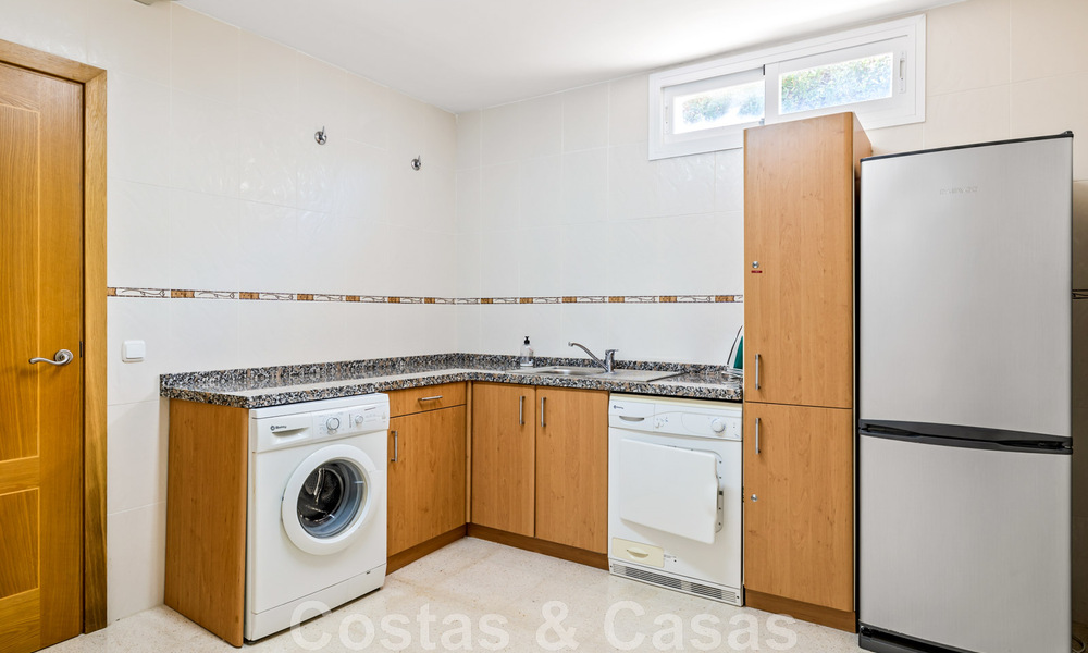 Amplia villa de auténtico estilo arquitectónico mediterráneo en venta con vistas al mar en un resort de golf de cinco estrellas en Benahavís - Marbella 46663