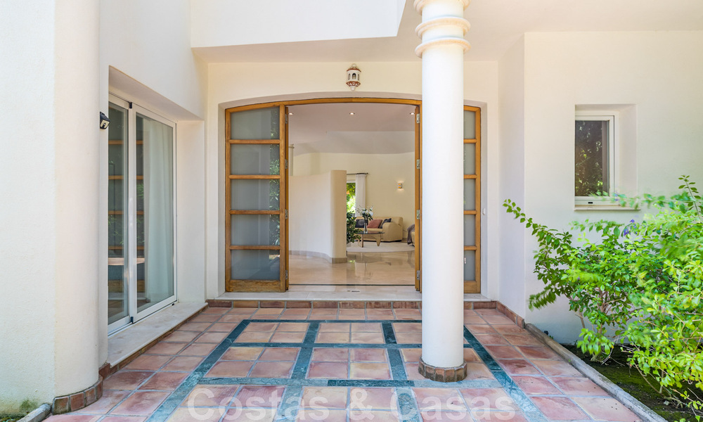 Amplia villa de auténtico estilo arquitectónico mediterráneo en venta con vistas al mar en un resort de golf de cinco estrellas en Benahavís - Marbella 46667
