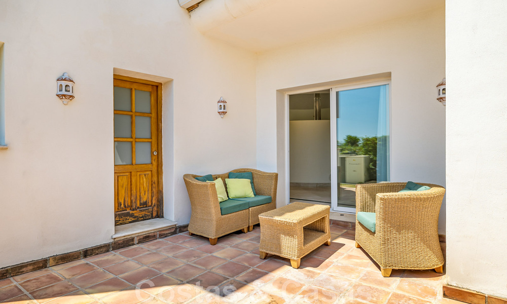 Amplia villa de auténtico estilo arquitectónico mediterráneo en venta con vistas al mar en un resort de golf de cinco estrellas en Benahavís - Marbella 46668