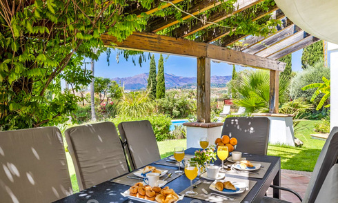 Amplia villa de auténtico estilo arquitectónico mediterráneo en venta con vistas al mar en un resort de golf de cinco estrellas en Benahavís - Marbella 46671