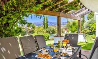 Amplia villa de auténtico estilo arquitectónico mediterráneo en venta con vistas al mar en un resort de golf de cinco estrellas en Benahavís - Marbella 46671 