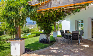 Amplia villa de auténtico estilo arquitectónico mediterráneo en venta con vistas al mar en un resort de golf de cinco estrellas en Benahavís - Marbella 46677 