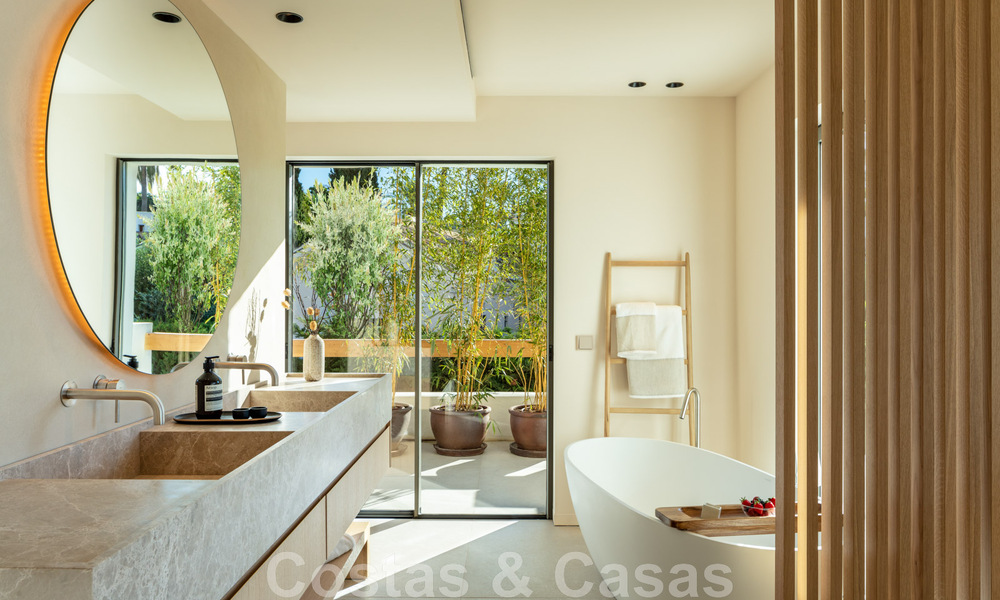 Villa de lujo de diseño, lista para entrar a vivir, a poca distancia de los servicios en el valle del golf de Nueva Andalucía, Marbella 46680