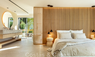 Villa de lujo de diseño, lista para entrar a vivir, a poca distancia de los servicios en el valle del golf de Nueva Andalucía, Marbella 46681 