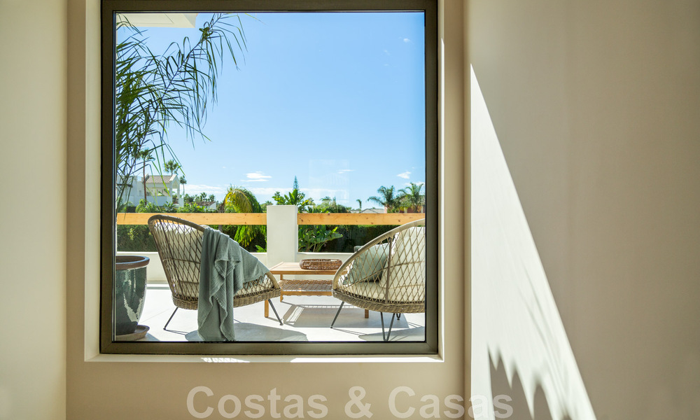 Villa de lujo de diseño, lista para entrar a vivir, a poca distancia de los servicios en el valle del golf de Nueva Andalucía, Marbella 46682