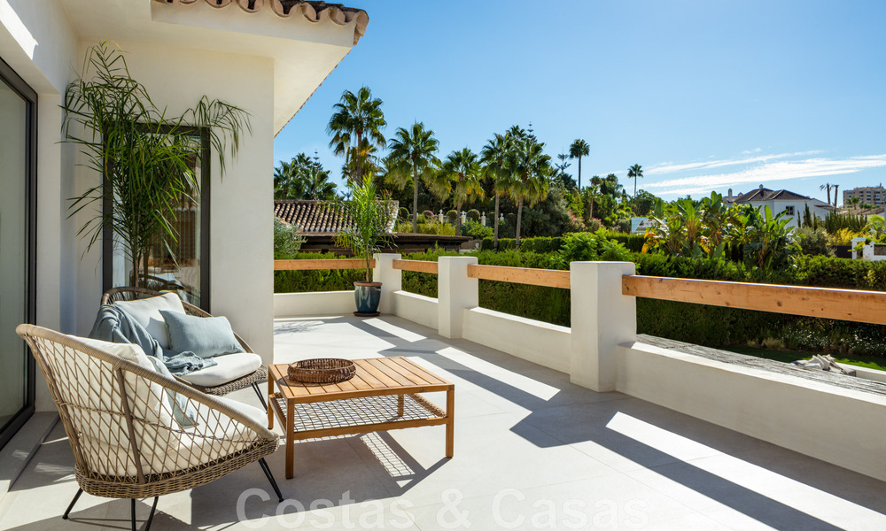 Villa de lujo de diseño, lista para entrar a vivir, a poca distancia de los servicios en el valle del golf de Nueva Andalucía, Marbella 46683