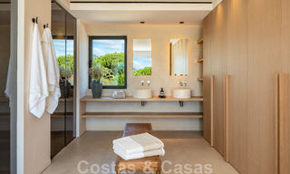 Villa de lujo de diseño, lista para entrar a vivir, a poca distancia de los servicios en el valle del golf de Nueva Andalucía, Marbella 46684 