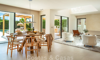 Villa de lujo de diseño, lista para entrar a vivir, a poca distancia de los servicios en el valle del golf de Nueva Andalucía, Marbella 46691 