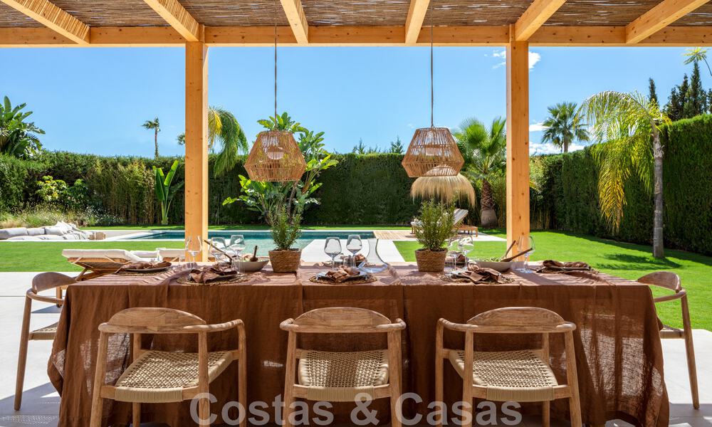 Villa de lujo de diseño, lista para entrar a vivir, a poca distancia de los servicios en el valle del golf de Nueva Andalucía, Marbella 46694