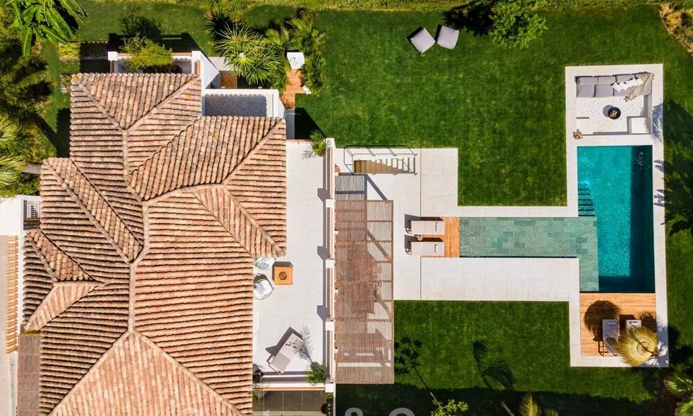 Villa de lujo de diseño, lista para entrar a vivir, a poca distancia de los servicios en el valle del golf de Nueva Andalucía, Marbella 46696