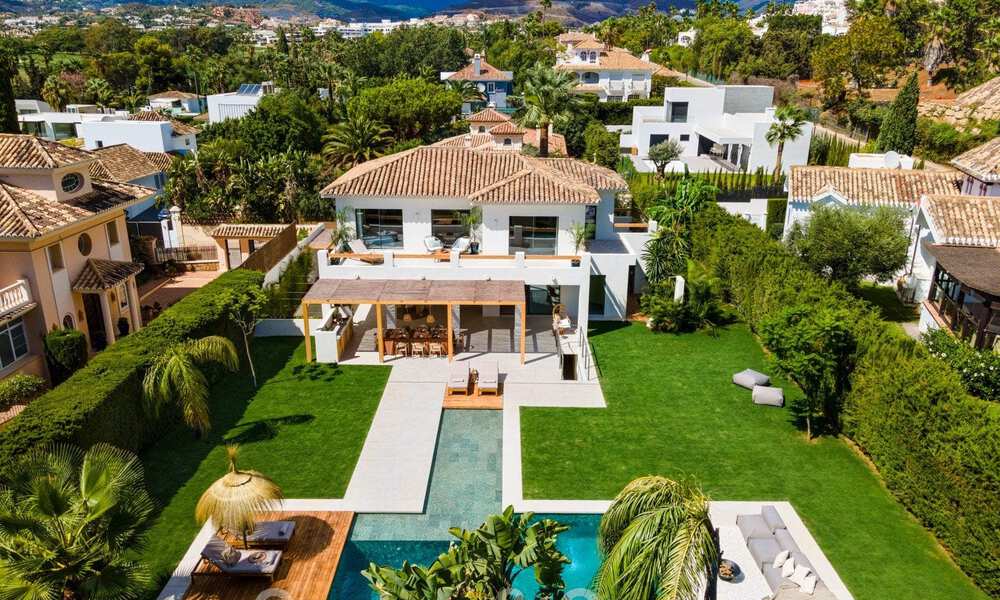 Villa de lujo de diseño, lista para entrar a vivir, a poca distancia de los servicios en el valle del golf de Nueva Andalucía, Marbella 46697