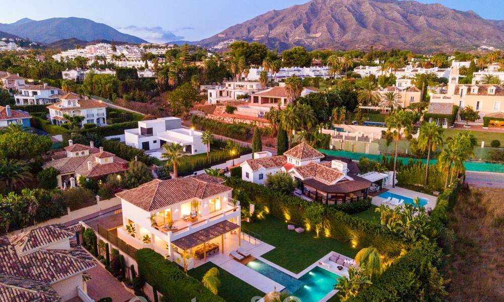 Villa de lujo de diseño, lista para entrar a vivir, a poca distancia de los servicios en el valle del golf de Nueva Andalucía, Marbella 46699