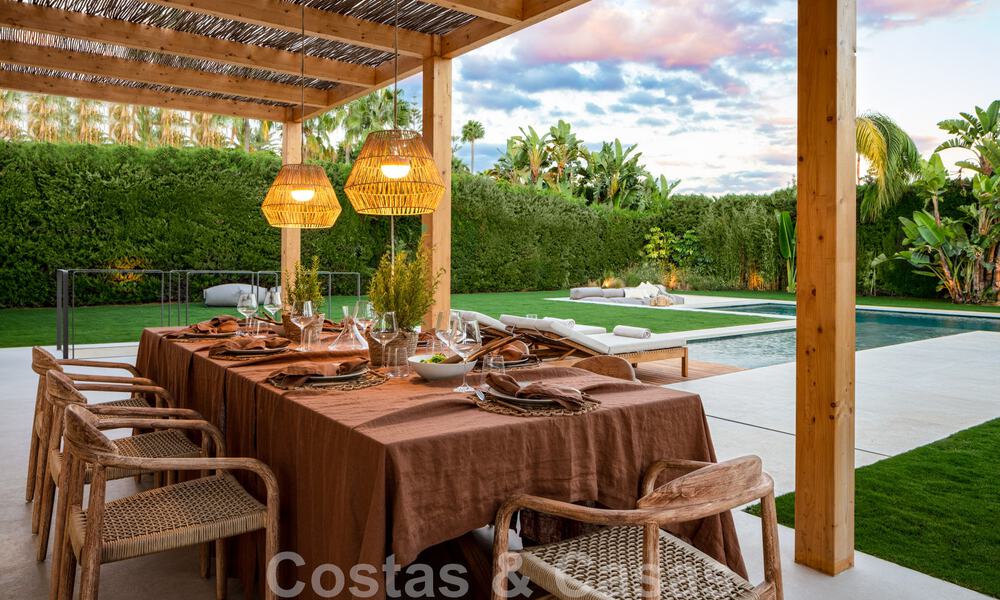 Villa de lujo de diseño, lista para entrar a vivir, a poca distancia de los servicios en el valle del golf de Nueva Andalucía, Marbella 46700