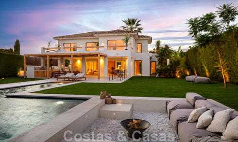 Villa de lujo de diseño, lista para entrar a vivir, a poca distancia de los servicios en el valle del golf de Nueva Andalucía, Marbella 46702