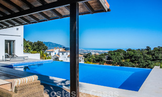 Villa independiente en venta en una posición elevada, con vistas panorámicas a la montaña y al mar en una exclusiva urbanización en Marbella Este 46945 