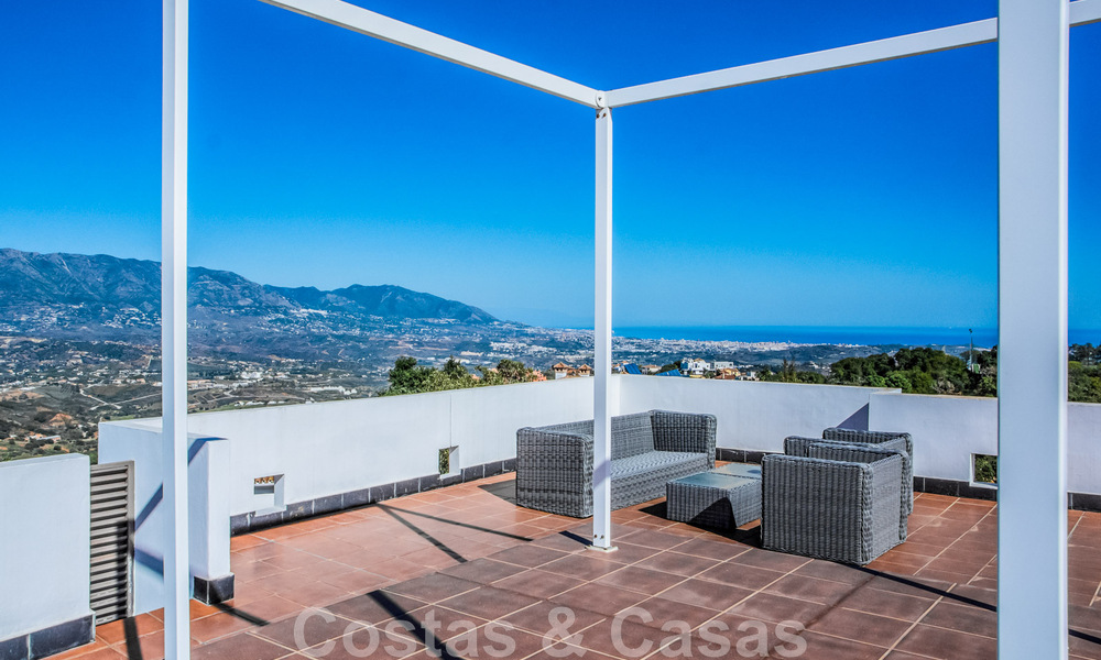 Villa independiente en venta en una posición elevada, con vistas panorámicas a la montaña y al mar en una exclusiva urbanización en Marbella Este 46947