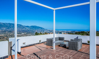 Villa independiente en venta en una posición elevada, con vistas panorámicas a la montaña y al mar en una exclusiva urbanización en Marbella Este 46947 