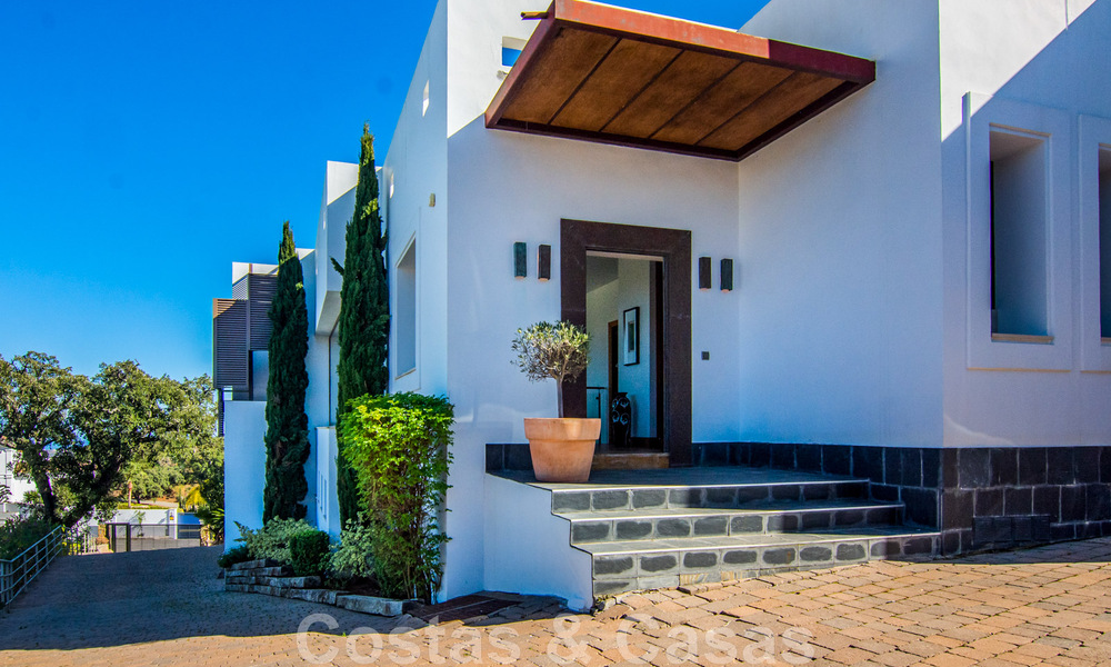 Villa independiente en venta en una posición elevada, con vistas panorámicas a la montaña y al mar en una exclusiva urbanización en Marbella Este 46949