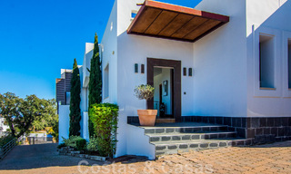 Villa independiente en venta en una posición elevada, con vistas panorámicas a la montaña y al mar en una exclusiva urbanización en Marbella Este 46949 