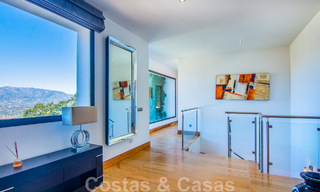 Villa independiente en venta en una posición elevada, con vistas panorámicas a la montaña y al mar en una exclusiva urbanización en Marbella Este 46950 