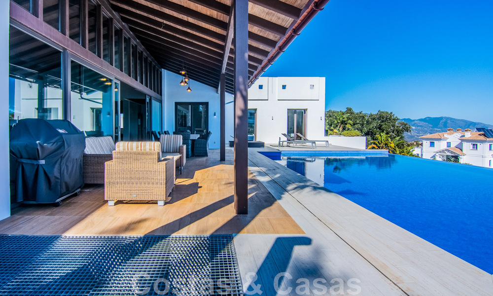 Villa independiente en venta en una posición elevada, con vistas panorámicas a la montaña y al mar en una exclusiva urbanización en Marbella Este 46951