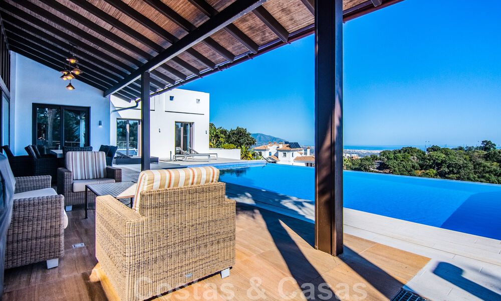 Villa independiente en venta en una posición elevada, con vistas panorámicas a la montaña y al mar en una exclusiva urbanización en Marbella Este 46952
