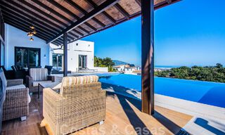 Villa independiente en venta en una posición elevada, con vistas panorámicas a la montaña y al mar en una exclusiva urbanización en Marbella Este 46952 