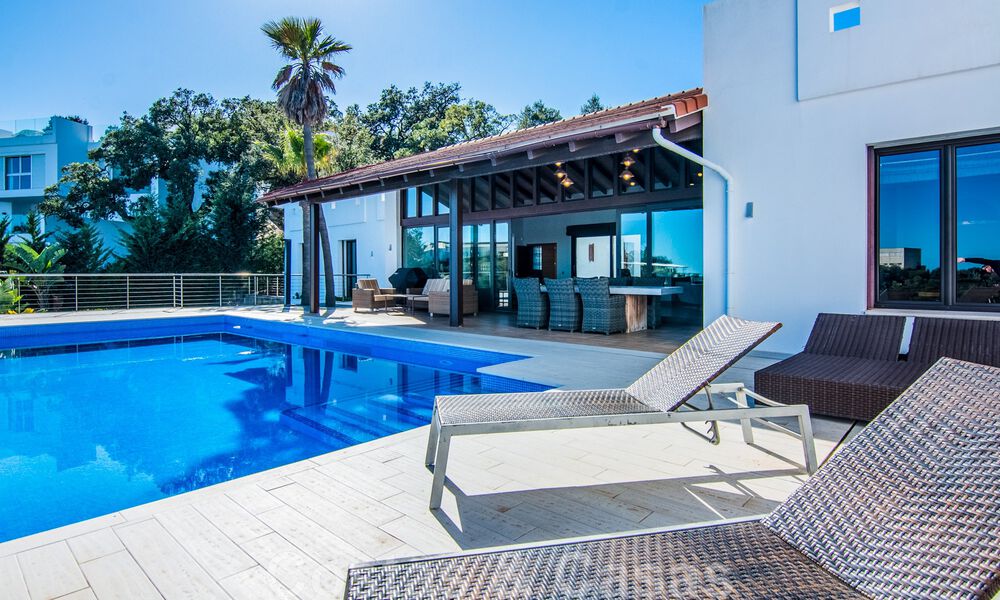 Villa independiente en venta en una posición elevada, con vistas panorámicas a la montaña y al mar en una exclusiva urbanización en Marbella Este 46953