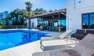 Villa independiente en venta en una posición elevada, con vistas panorámicas a la montaña y al mar en una exclusiva urbanización en Marbella Este 46953 