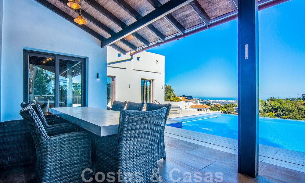 Villa independiente en venta en una posición elevada, con vistas panorámicas a la montaña y al mar en una exclusiva urbanización en Marbella Este 46954