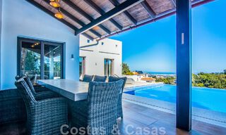 Villa independiente en venta en una posición elevada, con vistas panorámicas a la montaña y al mar en una exclusiva urbanización en Marbella Este 46954 
