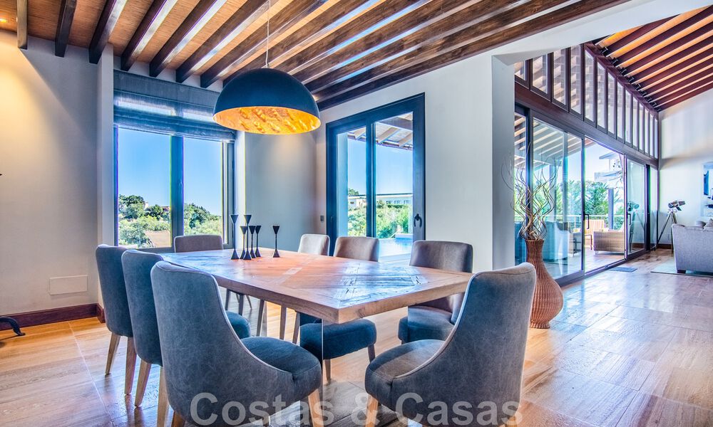 Villa independiente en venta en una posición elevada, con vistas panorámicas a la montaña y al mar en una exclusiva urbanización en Marbella Este 46955