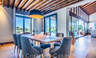 Villa independiente en venta en una posición elevada, con vistas panorámicas a la montaña y al mar en una exclusiva urbanización en Marbella Este 46955 
