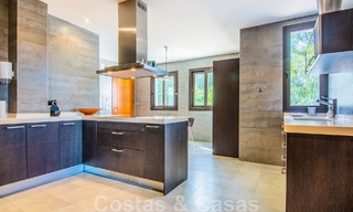 Villa independiente en venta en una posición elevada, con vistas panorámicas a la montaña y al mar en una exclusiva urbanización en Marbella Este 46956 