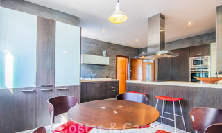 Villa independiente en venta en una posición elevada, con vistas panorámicas a la montaña y al mar en una exclusiva urbanización en Marbella Este 46957 