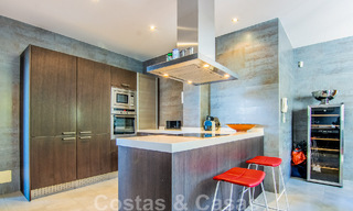 Villa independiente en venta en una posición elevada, con vistas panorámicas a la montaña y al mar en una exclusiva urbanización en Marbella Este 46958 