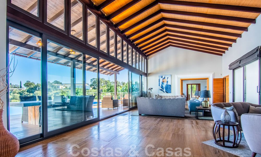 Villa independiente en venta en una posición elevada, con vistas panorámicas a la montaña y al mar en una exclusiva urbanización en Marbella Este 46959