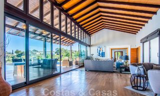 Villa independiente en venta en una posición elevada, con vistas panorámicas a la montaña y al mar en una exclusiva urbanización en Marbella Este 46959 