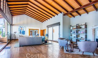 Villa independiente en venta en una posición elevada, con vistas panorámicas a la montaña y al mar en una exclusiva urbanización en Marbella Este 46960 