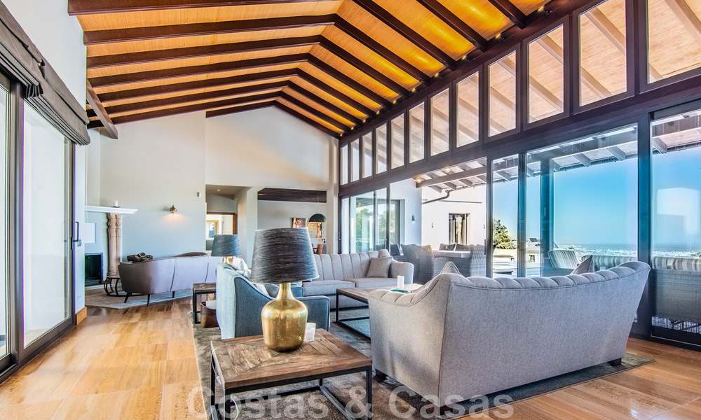 Villa independiente en venta en una posición elevada, con vistas panorámicas a la montaña y al mar en una exclusiva urbanización en Marbella Este 46961