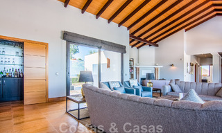 Villa independiente en venta en una posición elevada, con vistas panorámicas a la montaña y al mar en una exclusiva urbanización en Marbella Este 46962 