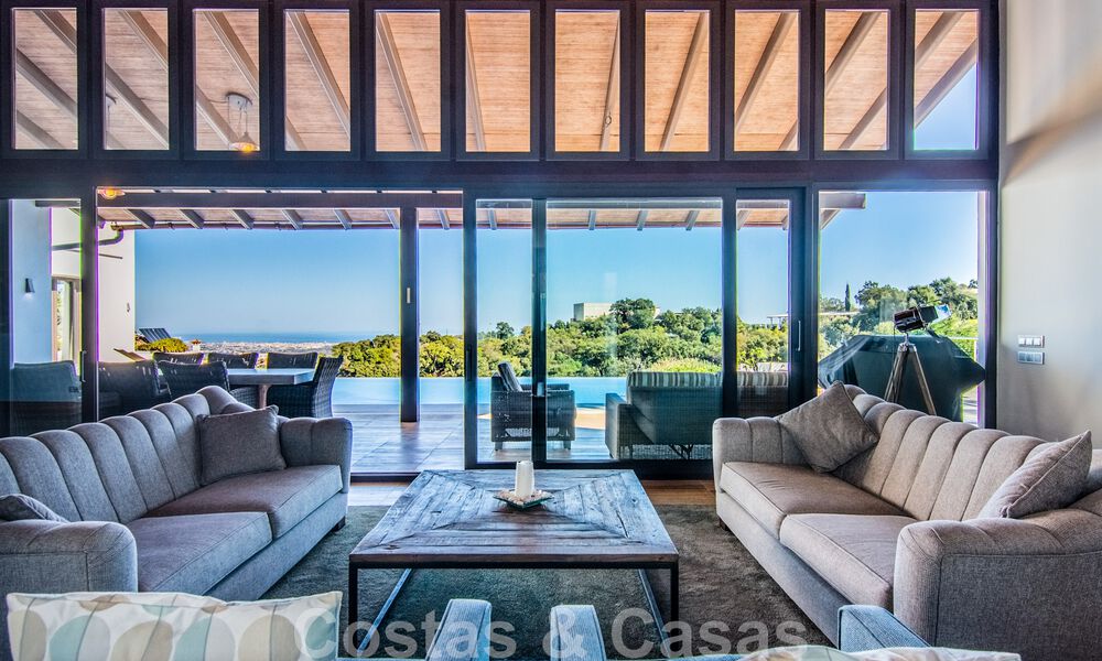 Villa independiente en venta en una posición elevada, con vistas panorámicas a la montaña y al mar en una exclusiva urbanización en Marbella Este 46963