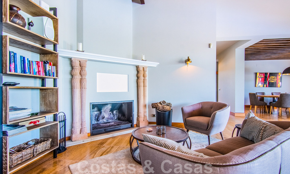 Villa independiente en venta en una posición elevada, con vistas panorámicas a la montaña y al mar en una exclusiva urbanización en Marbella Este 46964