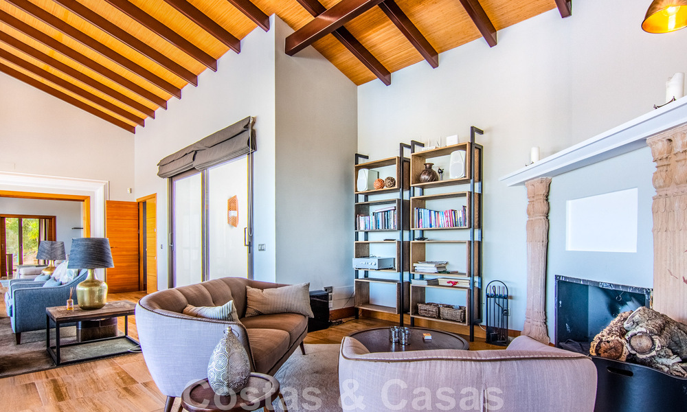 Villa independiente en venta en una posición elevada, con vistas panorámicas a la montaña y al mar en una exclusiva urbanización en Marbella Este 46965