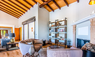 Villa independiente en venta en una posición elevada, con vistas panorámicas a la montaña y al mar en una exclusiva urbanización en Marbella Este 46965 