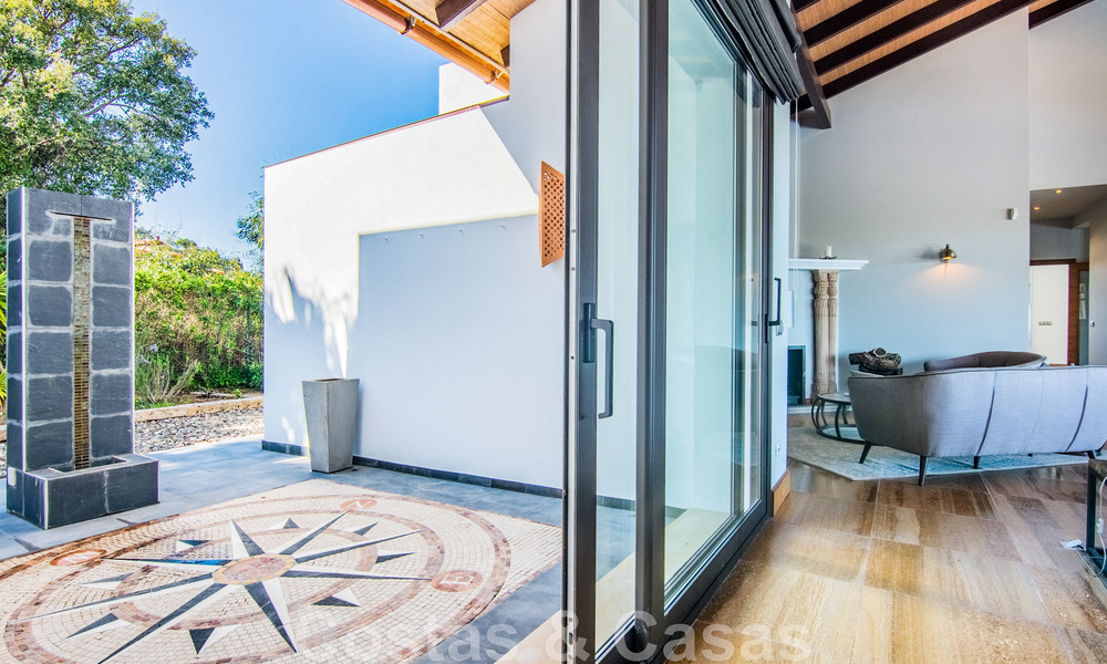 Villa independiente en venta en una posición elevada, con vistas panorámicas a la montaña y al mar en una exclusiva urbanización en Marbella Este 46966