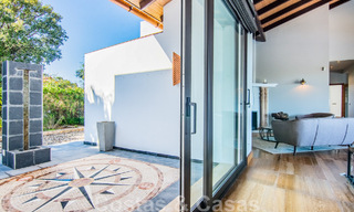 Villa independiente en venta en una posición elevada, con vistas panorámicas a la montaña y al mar en una exclusiva urbanización en Marbella Este 46966 
