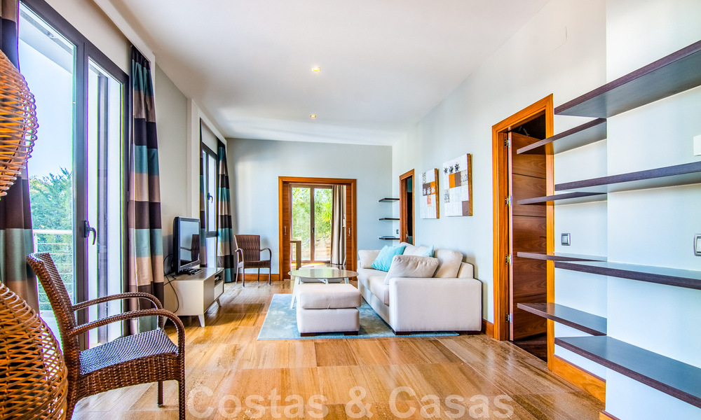 Villa independiente en venta en una posición elevada, con vistas panorámicas a la montaña y al mar en una exclusiva urbanización en Marbella Este 46967