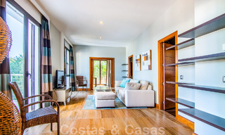 Villa independiente en venta en una posición elevada, con vistas panorámicas a la montaña y al mar en una exclusiva urbanización en Marbella Este 46967 